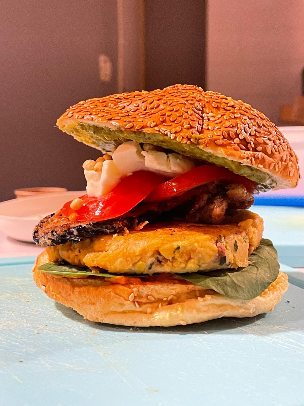 Burger coloré aux ingrédients frais