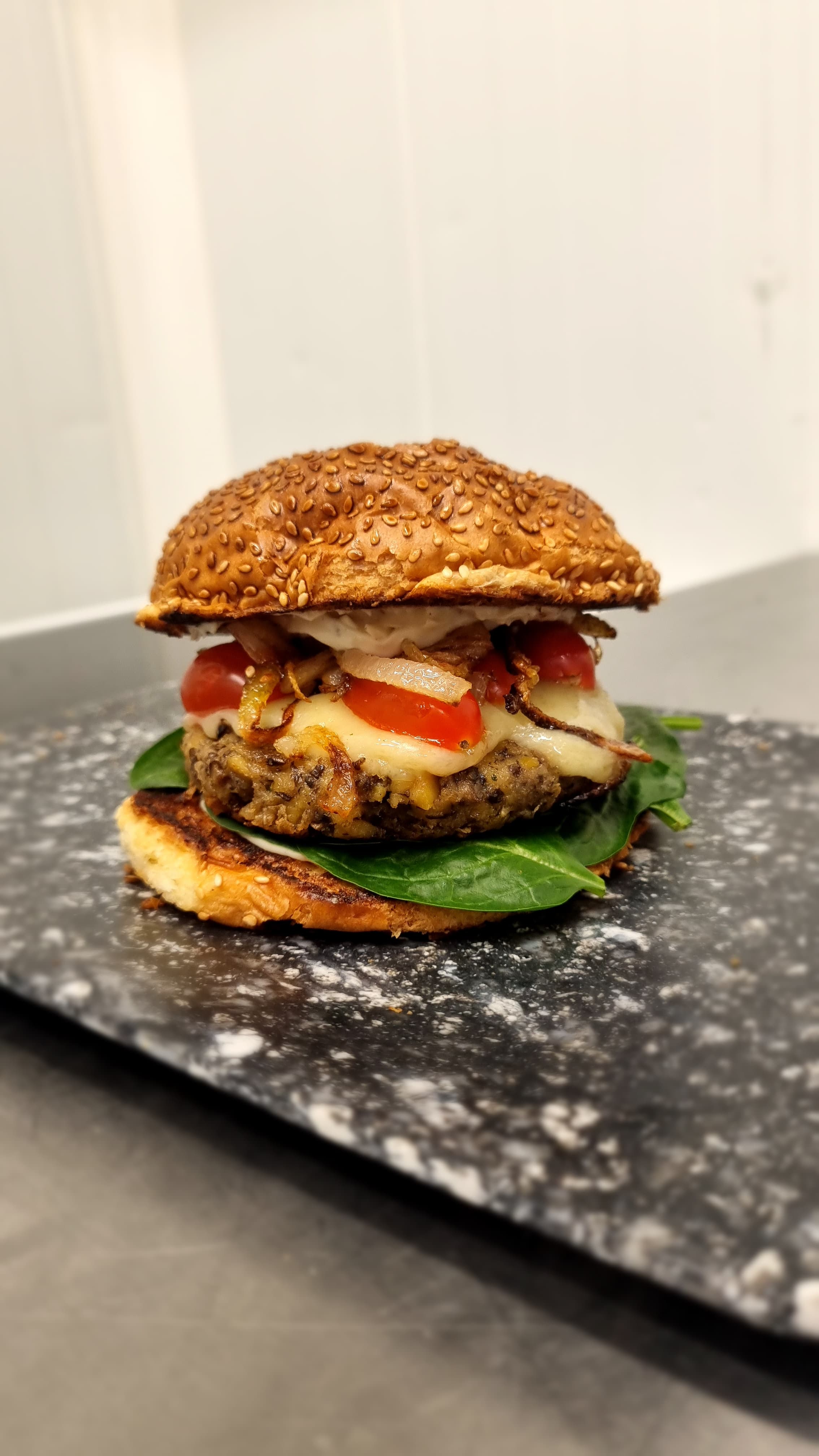 Burger servi sur marbre